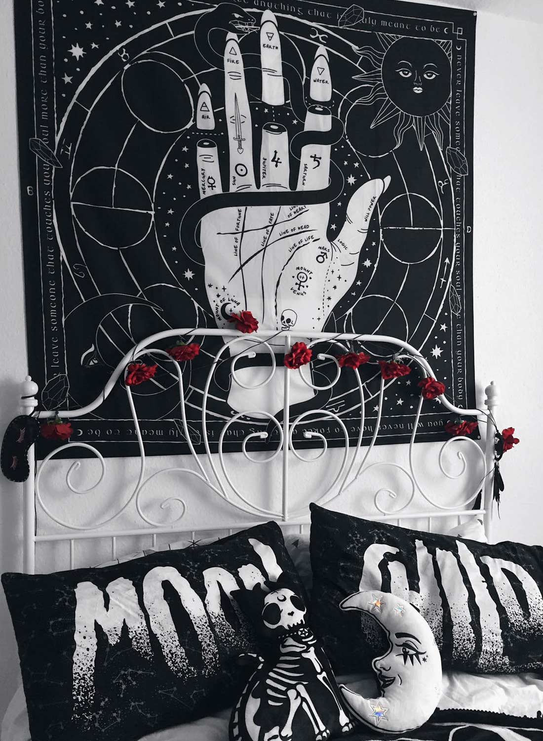 Palmistry, gobeläng/sängöverkast från Killstar med ett dekorativt storskaligt tryck.